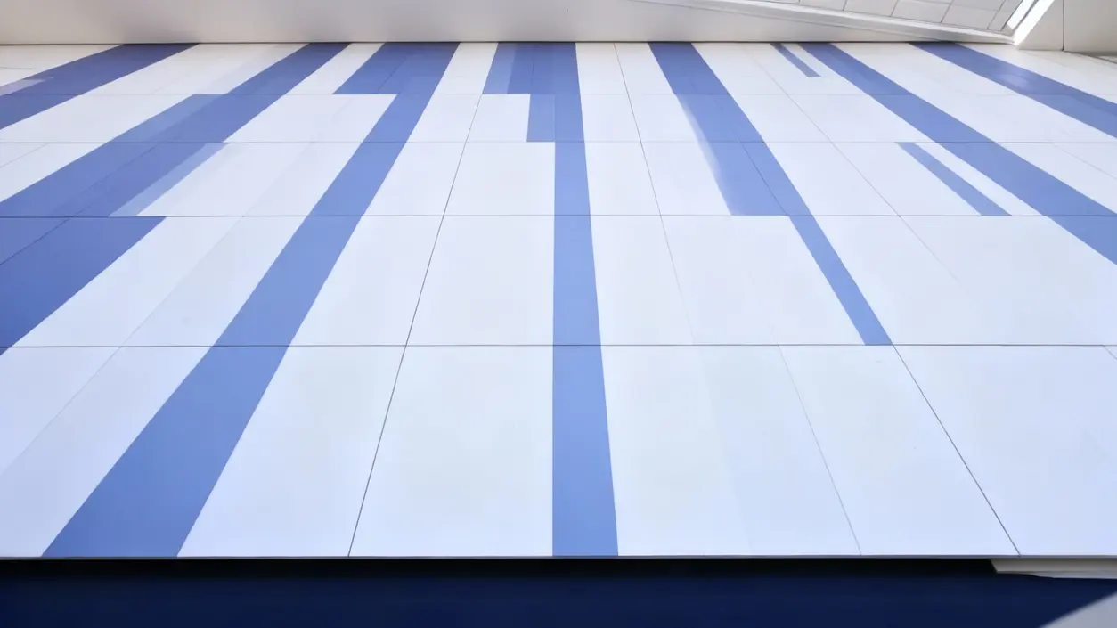 Parete con design astratto a strisce verticali blu e bianche in un edificio moderno